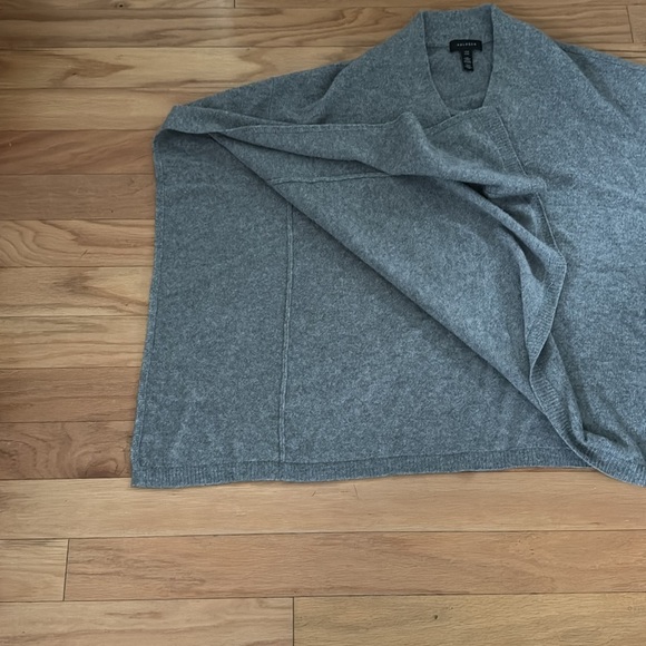 Halogen by Nordstrom | 100% cashmere | gray poncho/sweater | one size - Picture 3 of 4